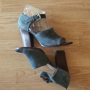 VC SIGNATURE By Vince Camuto Ankle Strap Heels Sandals Size 8,5 Greyish …